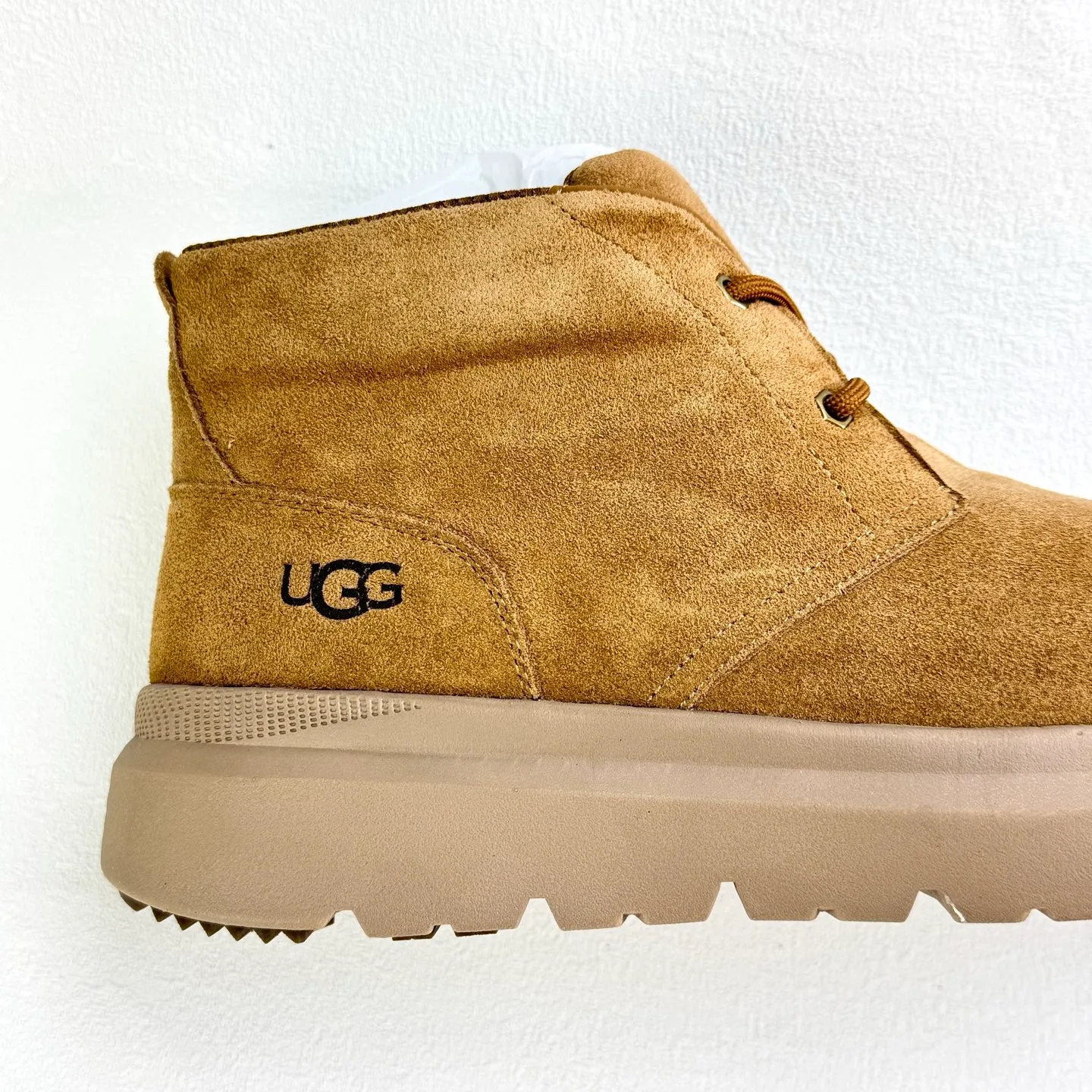 💰640 UGG 1773 Classic autumn and winter sheepskin and fur integrated snow boots. All shoes are made of ZP same factory. Longfeng A-grade Australian imported sheepskin and fur integrated brand OEM production line. Fully follow the ZP process. OEM original pattern maker. Adhering to the principle of no original shoes and no development selection. Pay attention to every detail. The most authentic TREADLITE "light wing" technology outsole on the market. Lightweight/durable/flexible/pile type [solemn after-sales commitment] If there are major quality problems such as degumming/broken bottom within one month, we will directly replace it with a new one for you! Size: 40 41 42 43 44